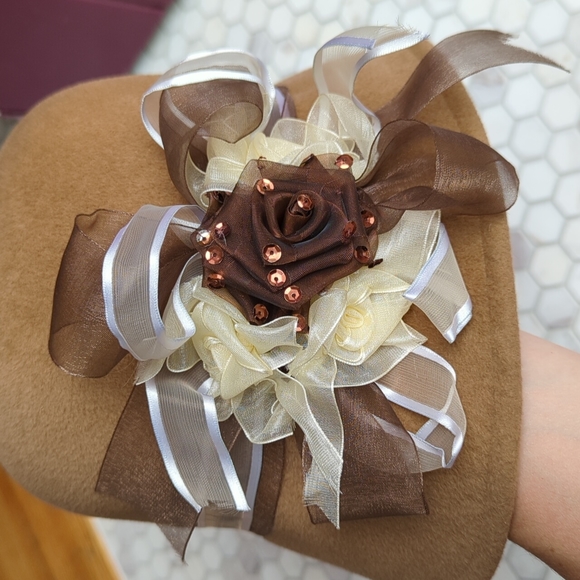 NWT Gabriel Amar for Frank Olive camel color velour hat with floral and ribbons - Picture 2 of 7